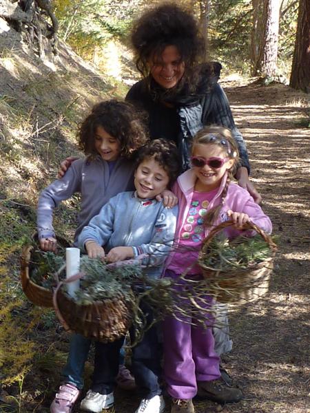 Daniela nel bosco con i bimbi in cerca di addobbi della natura per il Natale.